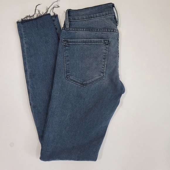 FRAME Denim Mid Rise Skinny Raw Hem Knee Tear Jean in Gifford Dark Wash - Picture 8 of 12